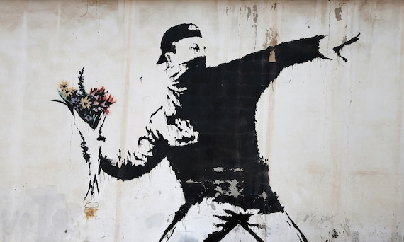 Tributo a Banksy: Lanzador de flores Graffiti Art Print