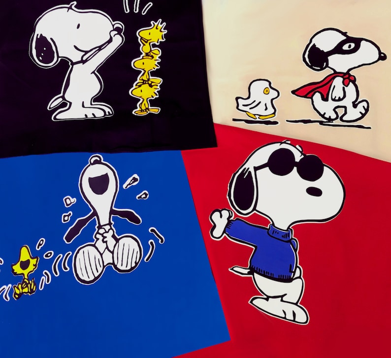 K&ouml;nnte beinhalten: Eine Collage aus vier bunten Quadraten mit verschiedenen Cartoon-Bildern von Snoopy, der Peanuts-Figur. Das obere linke Quadrat zeigt Snoopy in Schwarzwei&szlig;, auf seinen Hinterbeinen stehend, mit erhobenen Armen. Das obere rechte Quadrat zeigt Snoopy in Schwarzwei&szlig;, einen blauen Pullover tragend und auf seinen Hinterbeinen stehend. Das untere linke Quadrat zeigt Snoopy in Schwarzwei&szlig;, einen blauen Pullover tragend und auf seinen Hinterbeinen stehend. Das untere rechte Quadrat zeigt Snoopy in Schwarzwei&szlig;, einen blauen Pullover tragend und auf seinen Hinterbeinen stehend.