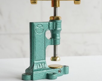 Odrestaurowana ręczna prasa do obróbki skóry - Obróbka skóry / Prezent dla rzemieślnika / Wykończenie mosiężne / Zielony wyścigowy upcykling