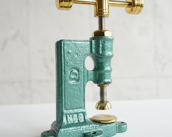 Antyczna, pięknie odrestaurowana ręczna prasa do obróbki skóry - Obróbka skóry / Prezent dla rzemieślnika / Wykończenie mosiężne / Zielony wyścigowy, z recyklingu