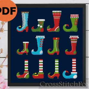 Puede incluir: Un patr&oacute;n de punto de cruz digital que presenta 12 botas de duende en varios colores y dise&ntilde;os. Las botas est&aacute;n dispuestas en tres filas de cuatro. El fondo es de color azul oscuro.