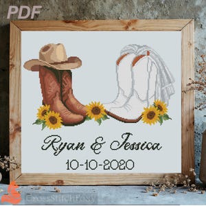 Può includere: Un modello a punto croce in PDF raffigurante un paio di stivali da cowboy in pelle marrone con un cappello beige e un paio di stivali bianchi con un velo. Girasoli gialli sono posti alla base. Il testo recita Ryan & Jessica 10-10-2020.