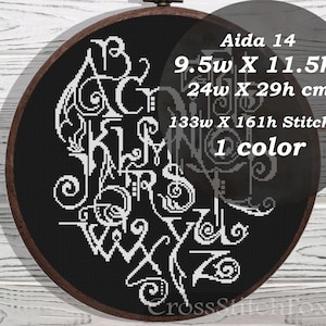 Op de afbeelding: Zwart-witte kruissteekpatroon van de letters "BACKWARDS" in een decoratief lettertype. Het patroon is ontworpen voor Aida 14 stof en meet 9,5 inch breed en 11,5 inch hoog, of 24 cm breed en 29 cm hoog. Het patroon vereist 133 steken breed en 161 steken hoog en gebruikt 1 kleur.
