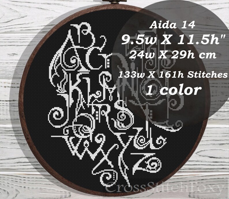 Op de afbeelding: Zwart-witte kruissteekpatroon van de letters "BACKWARDS" in een decoratief lettertype. Het patroon is ontworpen voor Aida 14 stof en meet 9,5 inch breed en 11,5 inch hoog, of 24 cm breed en 29 cm hoog. Het patroon vereist 133 steken breed en 161 steken hoog en gebruikt 1 kleur.
