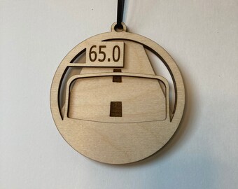 Adorno de madera inspirado en la pista de pruebas / Disney World Epcot