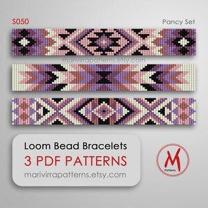 Puede incluir: Tres patrones de pulseras de cuentas de telar en un conjunto. Los patrones presentan diseños geométricos en tonos de rosa, morado, negro y blanco. Los patrones están etiquetados como "S050" y "Pancy Set". La imagen también incluye el texto "Loom Bead Bracelets 3 PDF Patterns marivirrapatterns.etsy.com".