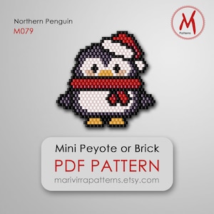 Może przedstawiać: Wzór pikselowy dla pingwina w czerwonym kapeluszu Świętego Mikołaja i szaliku. Wzór jest przeznaczony do mini peyote lub ceglanego ściegu i jest dostępny jako plik PDF do pobrania. Wzór nosi tytuł "Northern Penguin M079", a adres strony internetowej to marivirrapatterns.etsy.com.