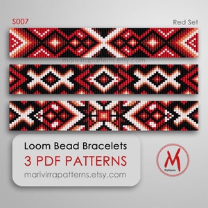 Puede incluir: Tres patrones de pulseras de cuentas de telar en rojo, blanco y negro. Los patrones son geométricos y presentan una forma de diamante. El texto "S007 Red Set" y "Loom Bead Bracelets 3 PDF PATTERNS marivirrapatterns.etsy.com" está incluido en la imagen.