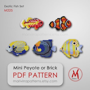 Op de afbeelding: Een set van vijf kleurrijke vis-parelpatronen in mini-peyote of baksteensteek. De patronen zijn bedoeld om kleine, gedetailleerde visontwerpen te maken. De patronen zijn beschikbaar als PDF-download. De tekst op de afbeelding luidt "Exotic Fish Set M225 Mini Peyote or Brick PDF PATTERN marivirrapatterns.etsy.com M Patterns".