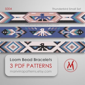Puede incluir: Tres patrones de pulseras de cuentas de telar con un diseño de Thunderbird. Los patrones son en tonos de azul, rosa, blanco y negro. El texto "Thunderbird Small Set" y "S004" está en la parte superior de la imagen. El texto "Loom Bead Bracelets 3 PDF PATTERNS marivirrapatterns.etsy.com" está en la parte inferior de la imagen.