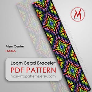 Könnte beinhalten: Ein farbenfrohes Perlenarmband-Muster mit geometrischem Design. Das Muster heißt "Prism Center" und hat den Code LM366. Das Muster ist als PDF-Download auf marivirrapatterns.etsy.com erhältlich.