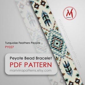Puede incluir: Un patrón de brazalete de cuentas peyote turquesa y marrón sobre un fondo blanco. El patrón presenta plumas y formas geométricas. El texto "Turquoise Feathers Peyote PY027" y "Peyote Bead Bracelet PDF PATTERN marivirrapatterns.etsy.com" se muestra en la imagen.