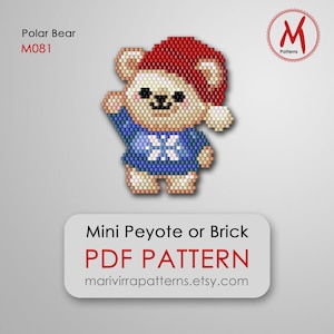Op de afbeelding: Een kralen ijsbeer ontwerp met een rode hoed en blauwe trui met een sneeuwvlok. De afbeelding bevat de tekst "Polar Bear M081" en "Mini Peyote or Brick PDF PATTERN" met een websiteadres.