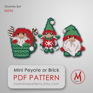 Puede incluir: Un conjunto de tres patrones de abalorios de gnomos navideños en rojo, verde y blanco. Los patrones son para punto de peyote mini o punto de ladrillo. Los patrones están disponibles para descargar en PDF. El texto "Gnome Set M096" está en la parte superior de la imagen. El texto "Mini Peyote or Brick PDF PATTERN marivirrapatterns.etsy.com" está en la parte inferior de la imagen. El texto "M Patterns" está en un círculo en la parte inferior derecha de la imagen.