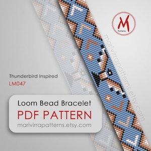 Puede incluir: Un patrón de pulsera de cuentas de telar con un diseño inspirado en el Thunderbird en tonos azules, marrones y blancos. El patrón se llama LM047 y está disponible para descargar en PDF en marivirrapatterns.etsy.com.