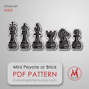 Puede incluir: Patrón de abalorios en blanco y negro para un juego de ajedrez. El patrón incluye el rey, la reina, el alfil, la torre, el caballo y el peón. El patrón es para punto de peyote mini o punto de ladrillo. El patrón está disponible para descargar en PDF. El texto "Chess Set M202" y "Mini Peyote or Brick PDF PATTERN marivirrapatterns.etsy.com" está incluido en la imagen.