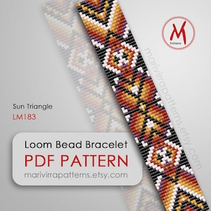 Op de afbeelding: Een loom bead armband patroon voor een kleurrijk geometrisch ontwerp met zwarte, witte, oranje, gele, rode en paarse kralen. Het patroon heet "Sun Triangle" en heeft de code LM183. Het patroon is beschikbaar als PDF-download op marivirrapatterns.etsy.com.