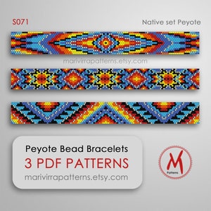 Può includere: Tre modelli di perline per braccialetti a punto peyote. I modelli presentano disegni geometrici in tonalità di blu, rosso, giallo, arancione e nero. I modelli sono etichettati come "Native set Peyote" e "S071".