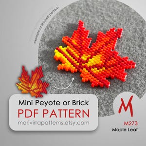 Puede incluir: Una hoja de arce con cuentas en tonos rojos, naranjas y amarillos, con una versión más pequeña a la izquierda. La imagen incluye texto: "Mini Peyote or Brick PDF PATTERN" y "marivirrapatterns.etsy.com". También hay un logotipo y "M273 Maple Leaf".