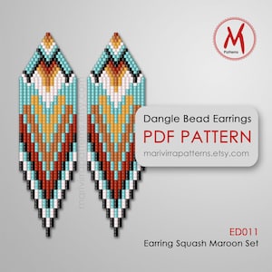 Puede incluir: Un patrón PDF para pendientes colgantes de cuentas. Los pendientes tienen un diseño geométrico con cuentas turquesa, blancas, naranjas, marrones y rojas. El patrón se llama "Earring Squash Maroon Set" y tiene el código ED011.
