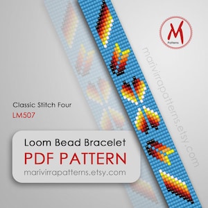 Può includere: Uno schema per braccialetto con perline da telaio con sfondo blu e motivi geometrici arancioni, gialli, bianchi e neri. Lo schema si chiama "Classic Stitch Four" e ha il codice LM507. Lo schema è disponibile per il download in PDF.