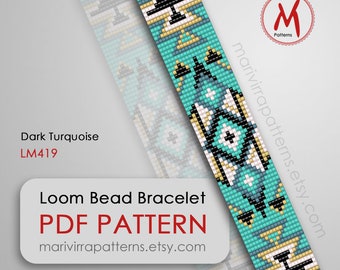 Op de afbeelding: PDF-patroon voor een loom-parel armband in turquoise, wit, zwart en goud. Het patroon is voor een armband met een geometrisch ontwerp. De tekst "Loom Bead Bracelet PDF PATTERN" en "marivirrapatterns.etsy.com" wordt weergegeven op de afbeelding.