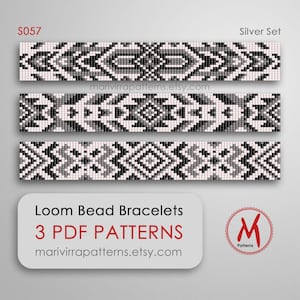 Op de afbeelding: Drie weefparel armbandpatronen in zwart, wit en grijs. De patronen zijn geometrisch en hebben een herhalend ontwerp. De afbeelding bevat de tekst "S057 Silver Set" en "Loom Bead Bracelets 3 PDF PATTERNS marivirrapatterns.etsy.com".