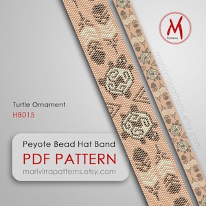 Könnte beinhalten: Ein Perlen-Hutband-Muster mit einem Schildkröten-Design in Braun, Beige und Weiß. Das Muster heißt "Turtle Ornament" und der Code ist "HB015". Das Muster ist als PDF-Download auf marivirrapatterns.etsy.com erhältlich.