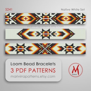 Pode incluir: Três padrões de pulseiras de contas de tear em um conjunto Native White. Os padrões apresentam desenhos geométricos em preto, branco, laranja e amarelo. Os padrões são etiquetados como S241 e estão disponíveis para download como 3 padrões PDF de marivirrapatterns.etsy.com.