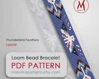 Peut inclure: Un modèle de bracelet en perles à tisser représentant des plumes de Thunderbird. Le modèle est au format PDF et est disponible en téléchargement. Le modèle est pour un bracelet avec un fond bleu et des perles blanches, noires, roses et turquoise.