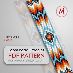 Può includere: Un modello PDF per braccialetto con perline a telaio con un design di ispirazione nativa americana. Il modello presenta un motivo geometrico ripetuto nelle tonalità del turchese, arancione e bianco. Il testo "Native Stripe LM010" è visualizzato.