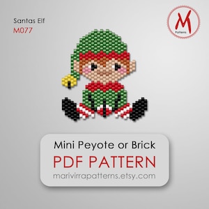 Puede incluir: Un diseño pixelado de Elfo de Santa en verde, rojo y negro. El elfo lleva un gorro verde con una campana amarilla, un cuello rojo y zapatos negros. El texto "Mini Peyote or Brick PDF PATTERN" se muestra debajo.