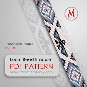 Op de afbeelding: Een loom bead armband patroon met een geometrisch ontwerp met roze, blauwe en witte kralen. Het patroon heet "Thunderbird Triangle" en is gelabeld LM050. Het patroon is beschikbaar als PDF-download van marivirrapatterns.etsy.com.