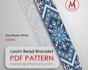 Könnte beinhalten: Ein Perlenarmband-Muster mit einem Schneeflocken-Design in Weiß, Blau und Hellblau. Das Muster heißt "Snowflake White" und hat den Code LM344. Das Bild enthält den Text "Loom Bead Bracelet PDF PATTERN marivirrapatterns.etsy.com".