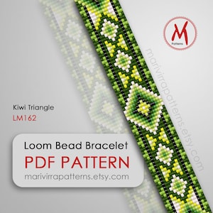Puede incluir: Un patrón de brazalete de cuentas de telar para un brazalete verde y amarillo con un diseño de triángulo blanco y verde. El patrón se llama "Kiwi Triangle" y el número de patrón es LM162. El patrón está disponible para descargar en PDF. El texto "Loom Bead Bracelet PDF PATTERN marivirrapatterns.etsy.com" está en la imagen.