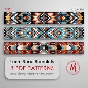 Op de afbeelding: Drie weefparel armbandpatronen met geometrische ontwerpen in rood, oranje, geel, wit, blauw en zwart. De patronen zijn gelabeld "Arrow Set" en "S065". De afbeelding bevat ook de tekst "Loom Bead Bracelets 3 PDF Patterns marivirrapatterns.etsy.com" en een logo met de tekst "M Patterns".