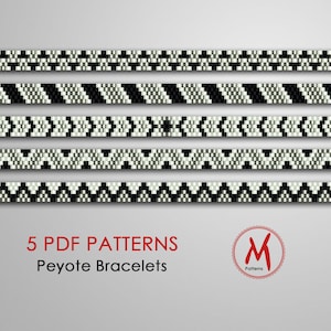 Peut inclure: Cinq motifs de bracelets en point de peyote noir et blanc. Les motifs sont représentés par des rangées de perles. Le texte "5 PDF PATTERNS Peyote Bracelets" est en bas de l'image. Un logo rouge avec la lettre "M" et le mot "Patterns" se trouve dans le coin inférieur droit.