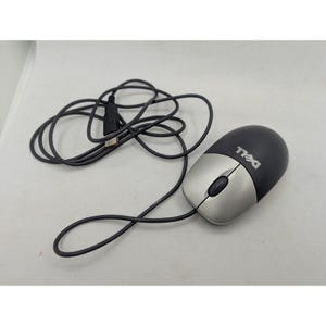 Op de afbeelding: Een bedrade Dell computermuis met een zwarte behuizing en een zilverkleurig bovenpaneel, voorzien van twee knoppen en een centraal scrollwiel. Het apparaat bevat een lang zwart snoer met een standaard USB-aansluiting voor computergebruik.