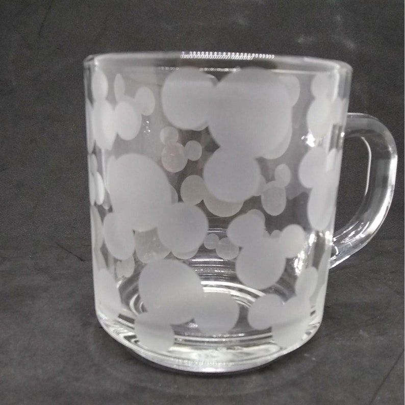 Peut inclure: Une tasse en verre transparent avec un motif givr&eacute; de t&ecirc;tes de Mickey Mouse.