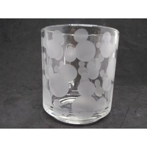Peut inclure: Une tasse en verre transparent avec un motif givr&eacute; de t&ecirc;tes de Mickey Mouse.