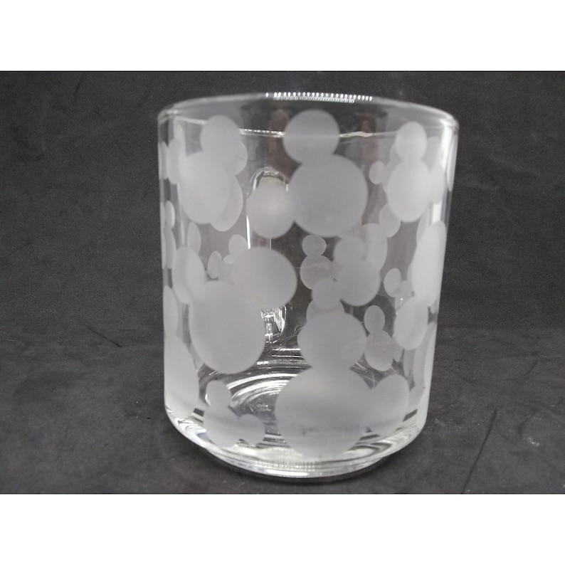 Peut inclure: Une tasse en verre transparent avec un motif givr&eacute; de t&ecirc;tes de Mickey Mouse.
