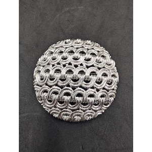 Spilla VRG Monet in stile filigrana a volute aperte, color argento, stile MCM 2", bombata, intrecciata a cestino