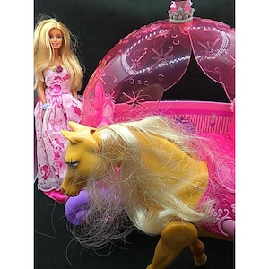 Mattel Barbiepuppe Prinzessin Rosa Kutsche, Pferd & Barbie
