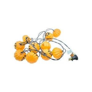 Può includere: Una ghirlanda di luci a forma di zucca arancione con facce di zucca nere. Le luci sono collegate da un filo nero e hanno una spina standard.