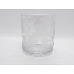 Peut inclure: Un verre &agrave; boire en verre transparent avec un motif de raisin grav&eacute; en blanc.