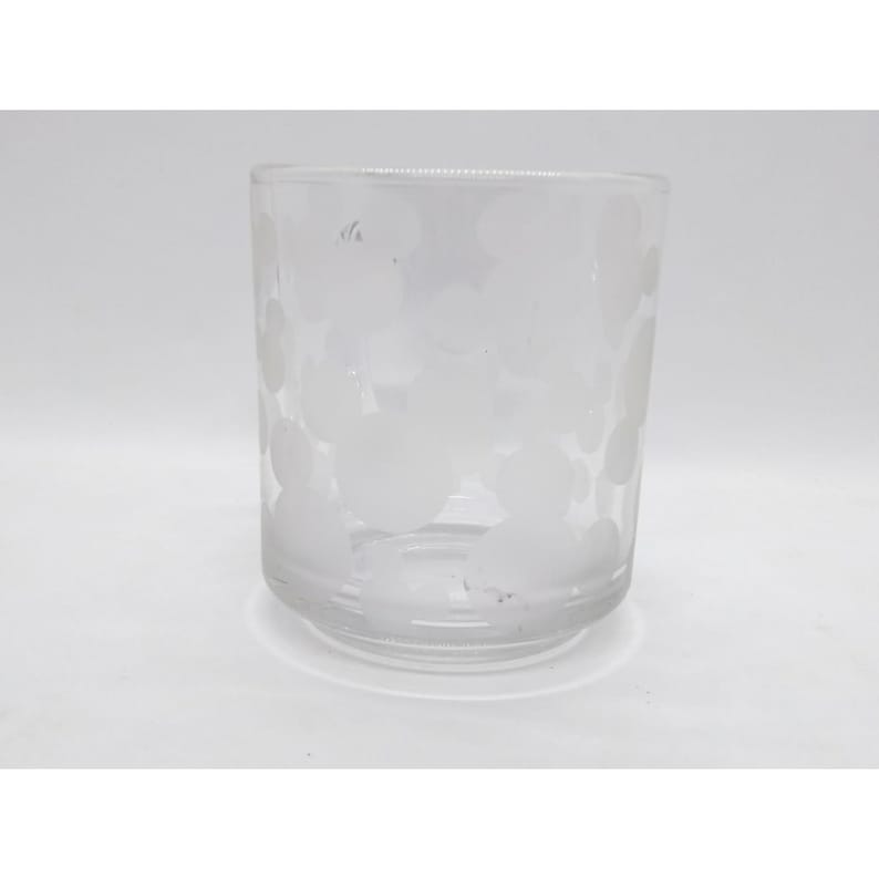 Peut inclure: Un verre &agrave; boire en verre transparent avec un motif de raisin grav&eacute; en blanc.
