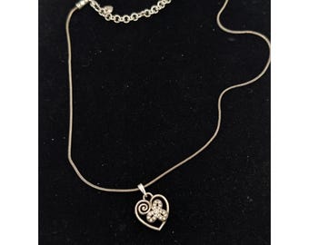 Colar de cobra Brighton com pingente de coração e strass, trevo/flor, tom prateado