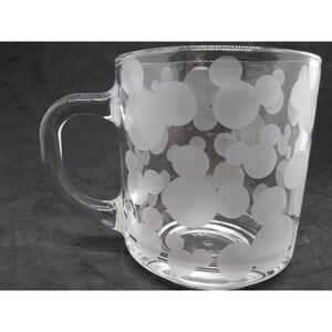 Peut inclure: Une tasse en verre transparent avec un motif givr&eacute; de t&ecirc;tes de Mickey Mouse.