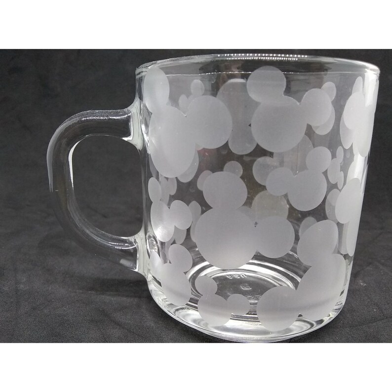 Peut inclure: Une tasse en verre transparent avec un motif givr&eacute; de t&ecirc;tes de Mickey Mouse.