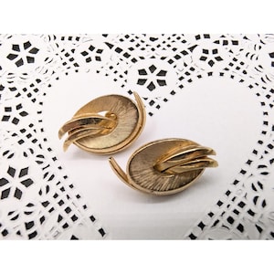 Vintage 60s Crown Trifari Gold Tone Fern Leaf Wreath Clip On Earrings HTF